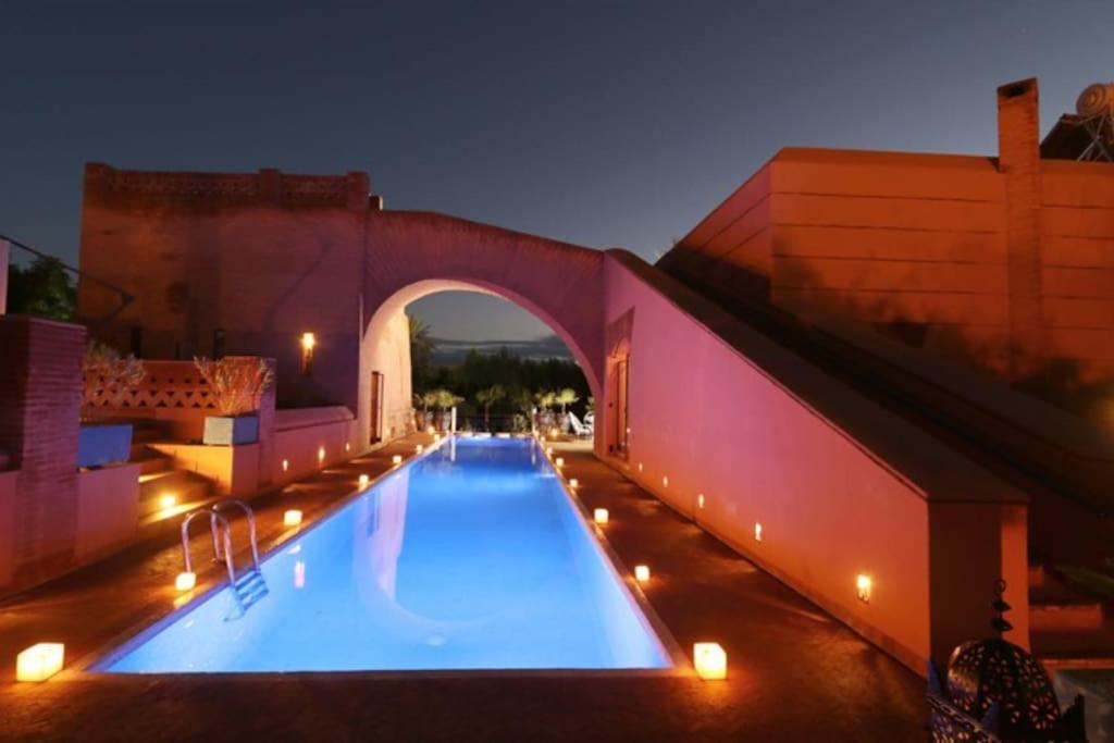 马拉喀什Villa Jolyamelkis - golf Marrakech的一座大楼里的一个大型游泳池