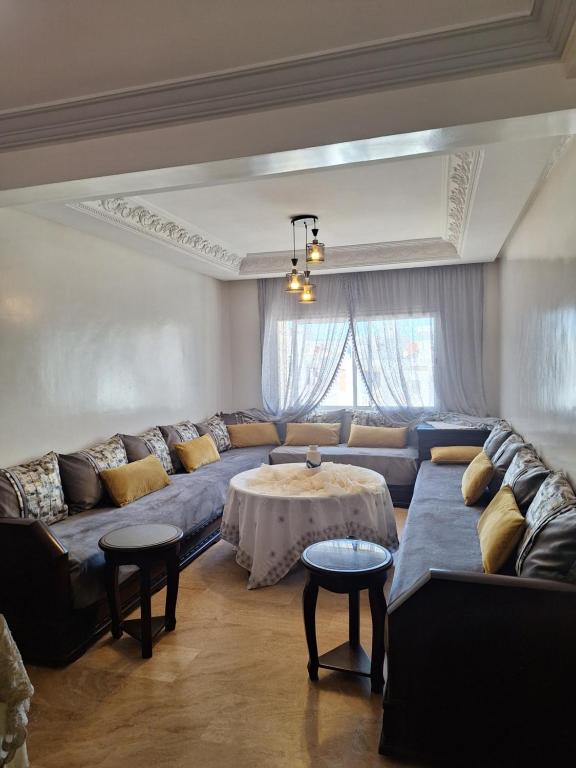 拉巴特apartment 2 bedrooms in hassan的客厅配有沙发和桌子