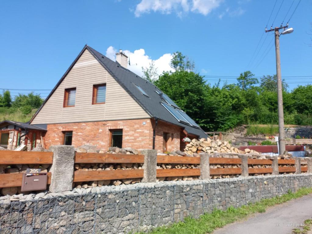 Apartmán Dobrná的石墙后面的砖屋