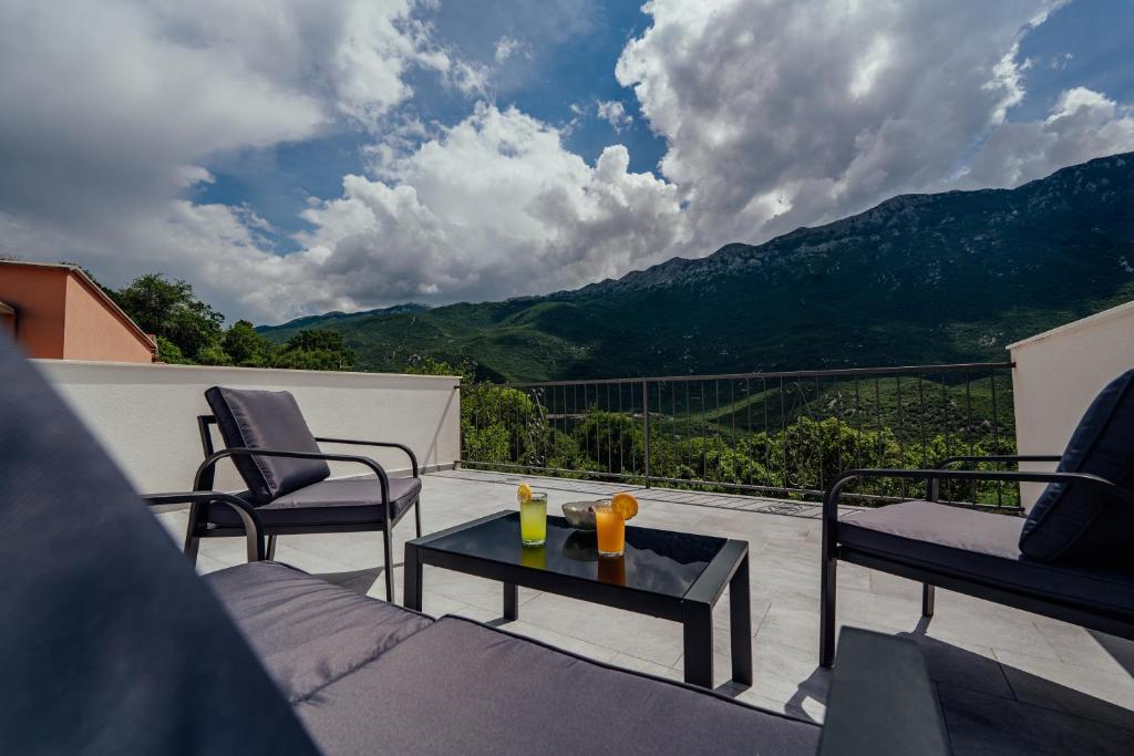 扎格沃兹德Apartman Josipa的阳台配有2把椅子和1张桌子,享有风景。