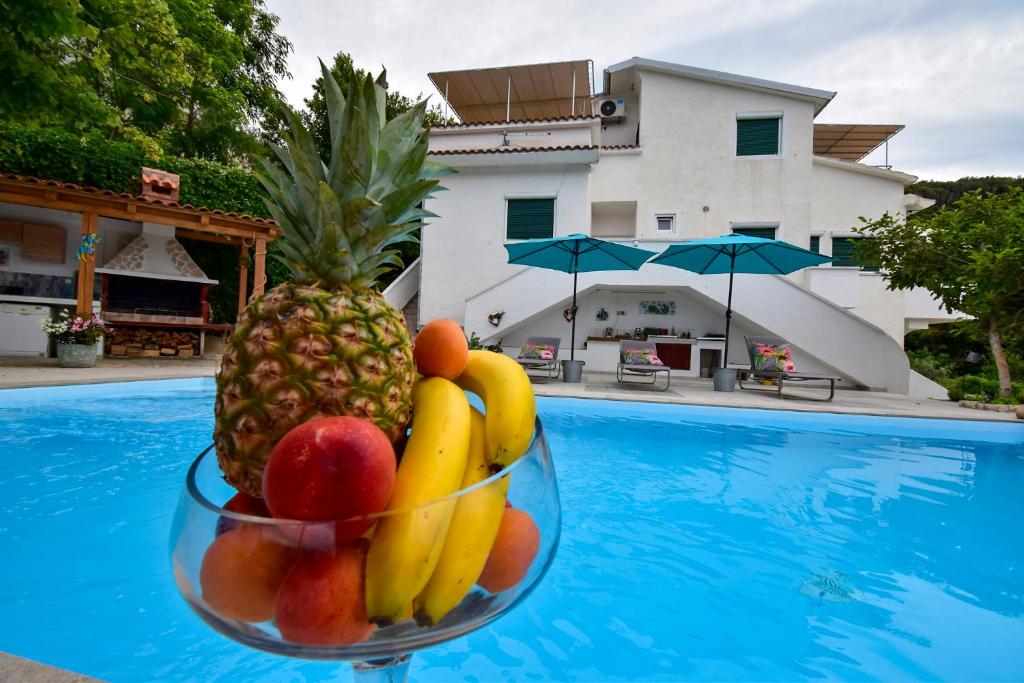苏佩塔斯卡德拉加Villa Kristina Rab的游泳池旁坐着一碗水果