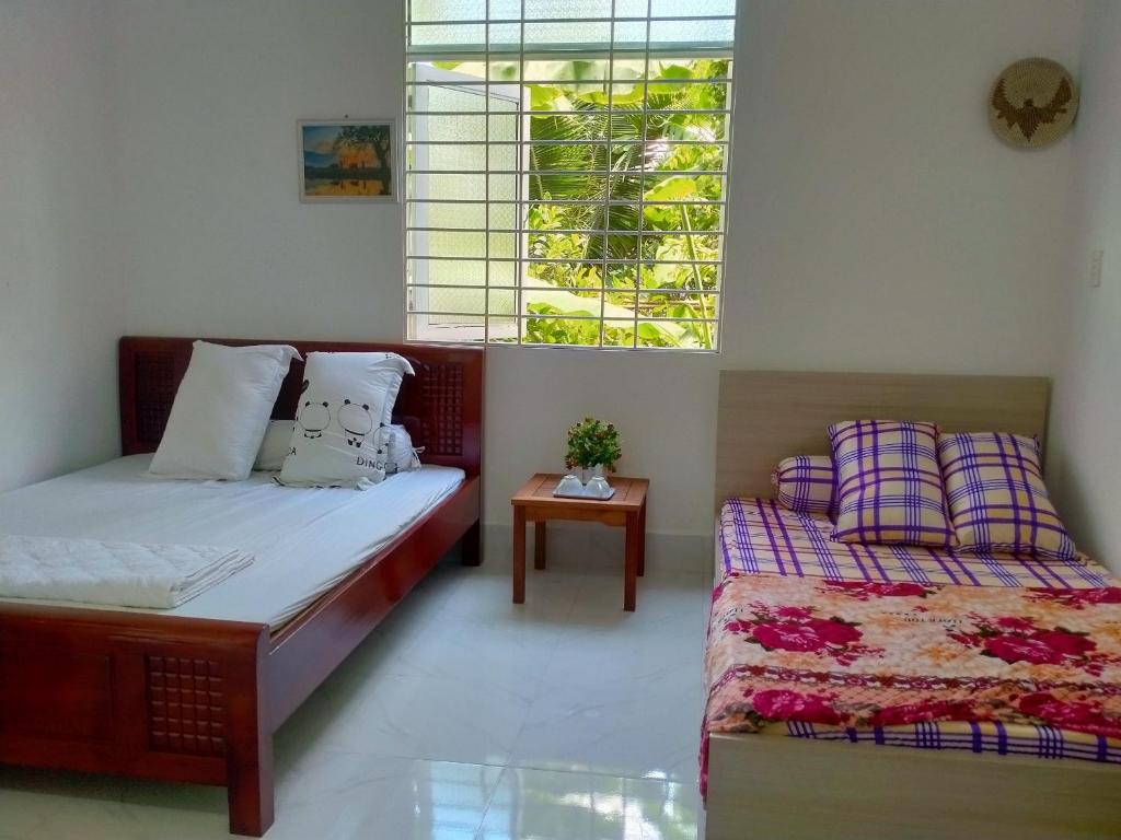槟知Room in Vietnam 1的一间卧室配有一张床、一张沙发和一个窗口