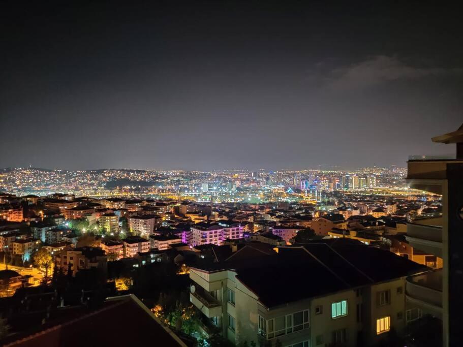 ÇekirgeŞehir ve doğa manzaralı özel bahçeli lüx的夜晚的城市景观