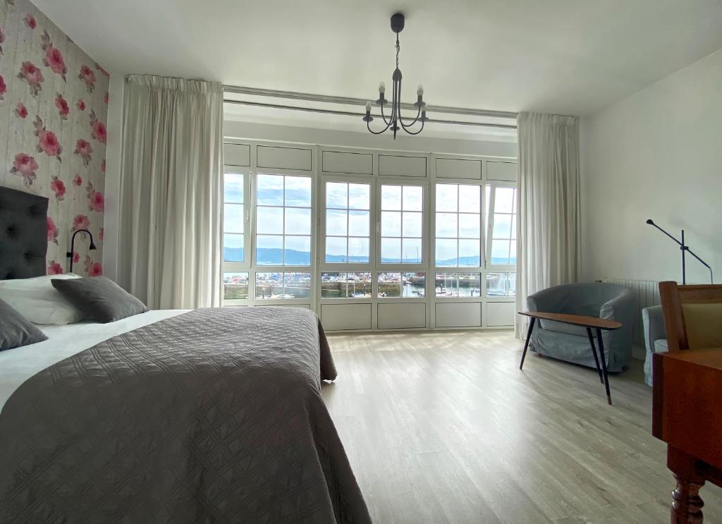 穆罗斯杰.拉戈旅馆的一间卧室设有一张床和一个大窗户