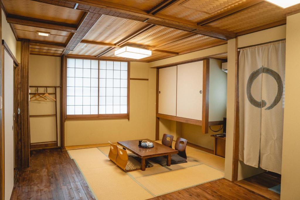 京都京之宿三源二年坂日式旅馆的客厅配有桌椅