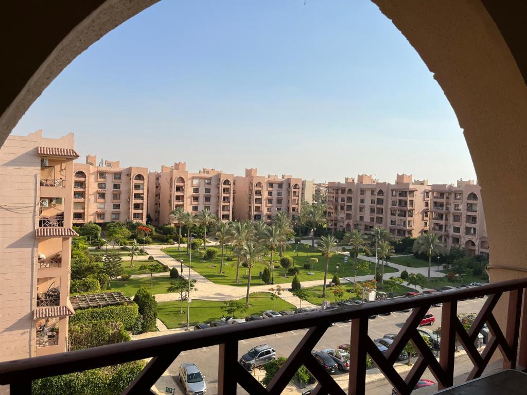 开罗Rehab City VIP Full Serviced Apartment الرحاب Guest satisfaction guaranteed的阳台享有城市美景。