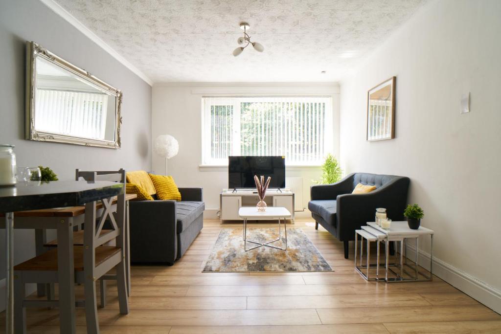 格拉斯哥Rotherwood Apartment的客厅配有沙发和桌子