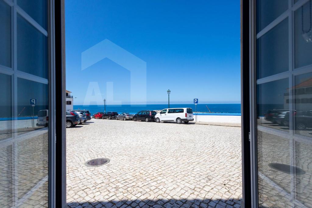 埃里塞拉Ribas Apartment by ACasaDasCasas的从停车场的窗户上可欣赏到风景