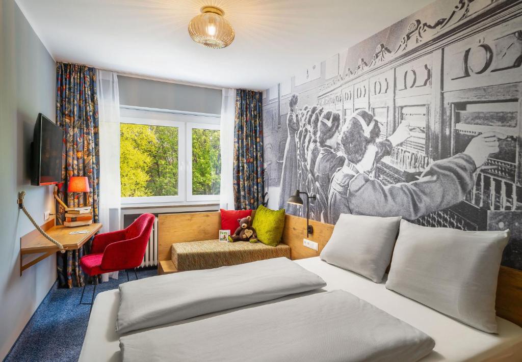 波恩tinyTwice Hotel Bonn的一间卧室配有床和壁画