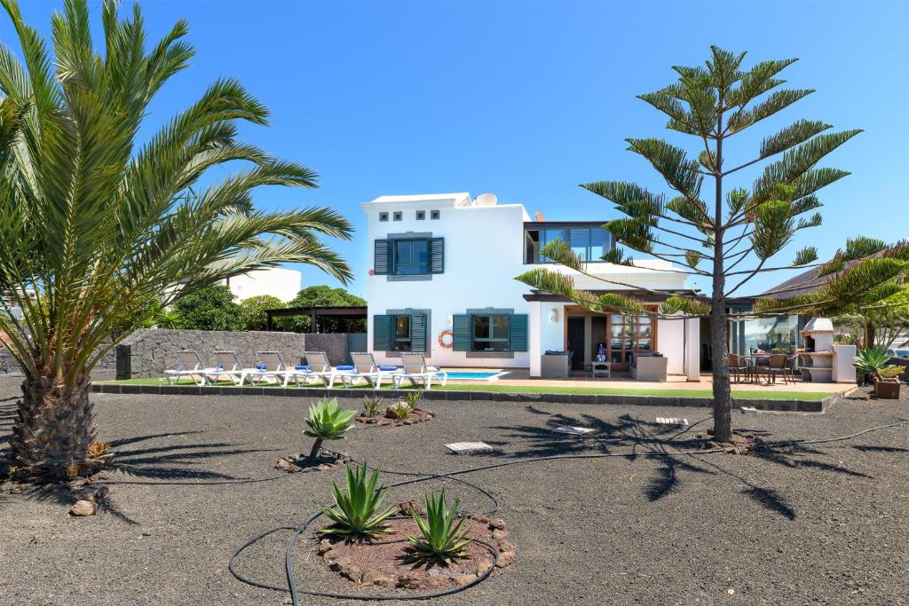 普拉亚布兰卡Hipoclub Villas, "Rosa" villa的棕榈树别墅和建筑