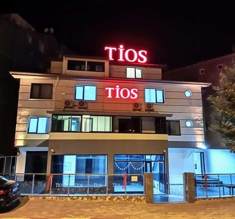 宗古尔达克TİOS OTEL的一家酒店在晚上点燃了