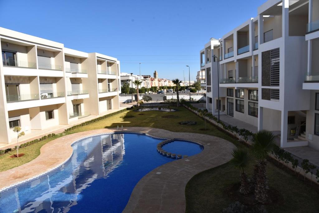 乌季达RAWAN RESIDENCY的享有公寓大楼空中美景,设有游泳池