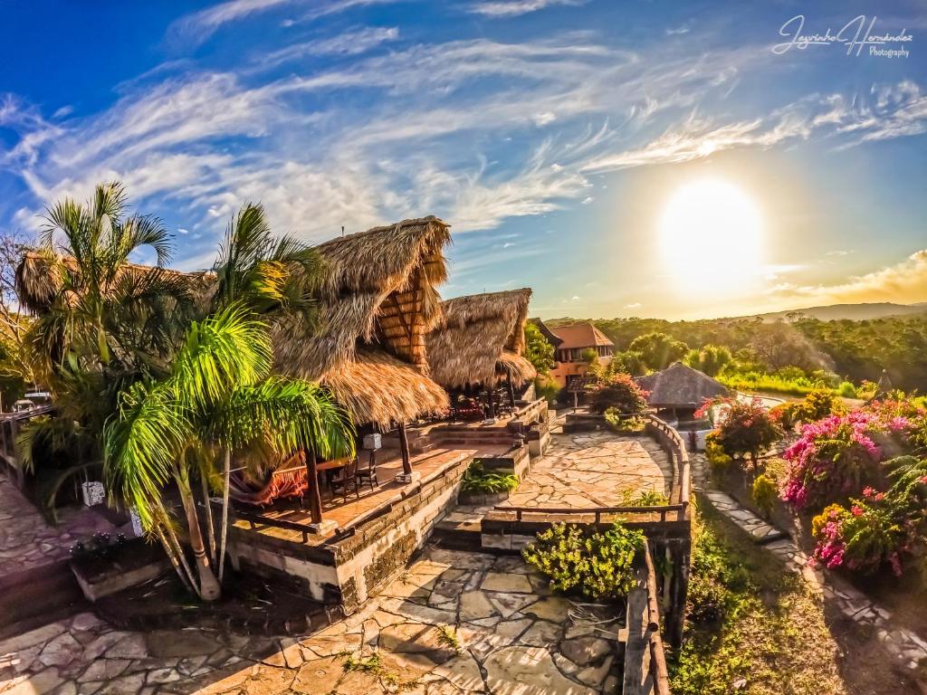 马萨亚庄园天堂之门生态屋水疗度假村的享有度假胜地的景色,享有阳光的背景