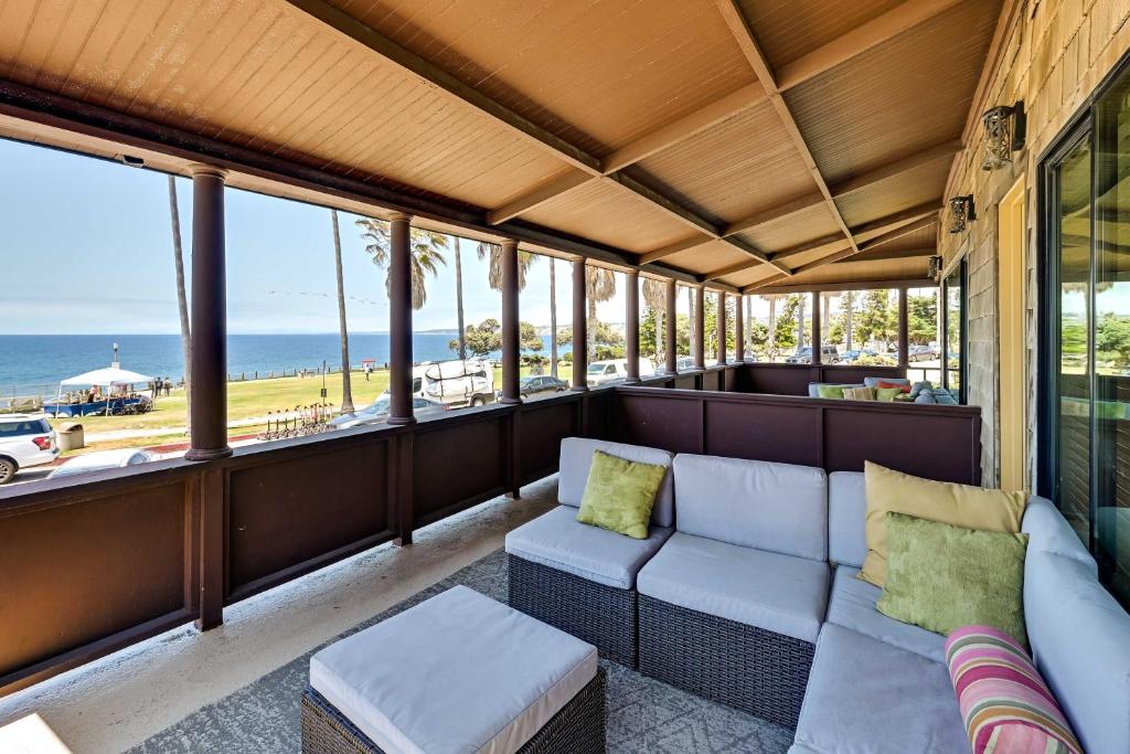圣地亚哥Ocean-View La Jolla Condo Rental with Covered Patio!的一个带屏风的门廊,配有一张沙发,享有海滩美景