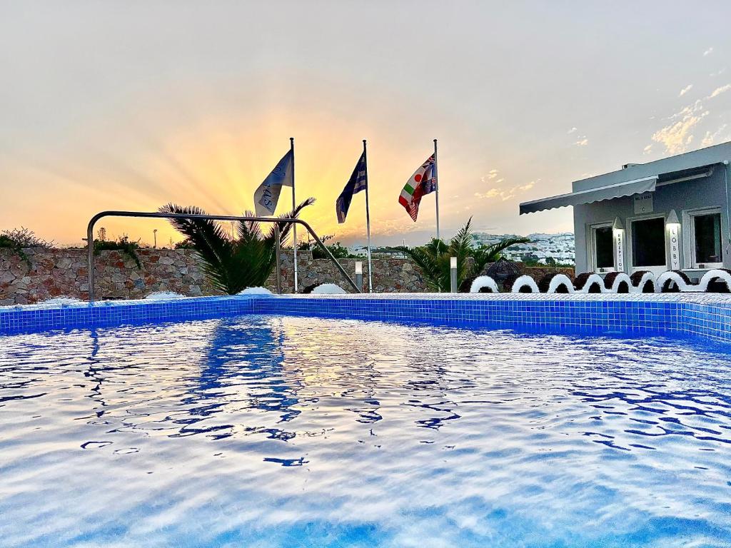 卡特瑞杜斯阿伽斯别墅酒店的房屋前方的带旗帜的游泳池