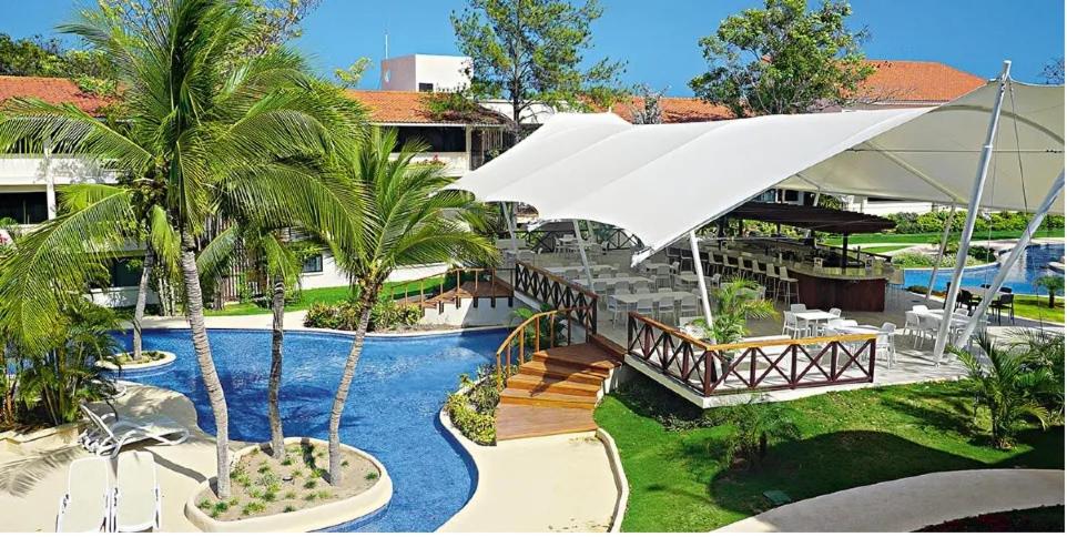 普拉亚科罗纳多Private Owned Suite at Coronado Luxury Suite Hotel & Golf Course的享有带游泳池的度假村的空中景致