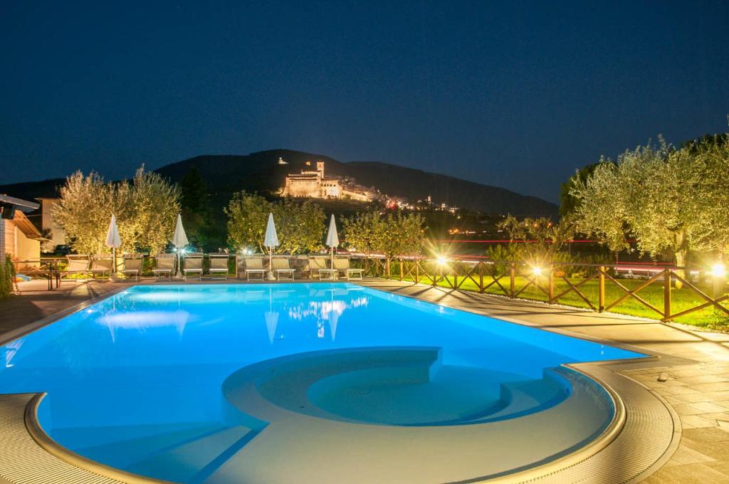 阿西西全景农家乐的夜间在度假村的一个大型游泳池