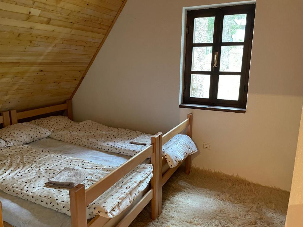 莫斯塔尔Moonica Rujiste的带窗户的客房内的两张双层床