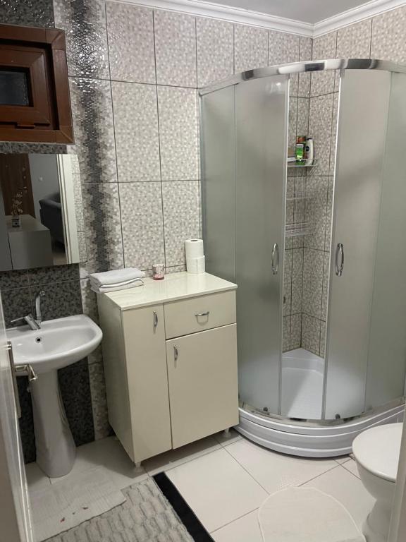 阿克恰阿巴德Trabzon saklı villa的带淋浴和盥洗盆的浴室