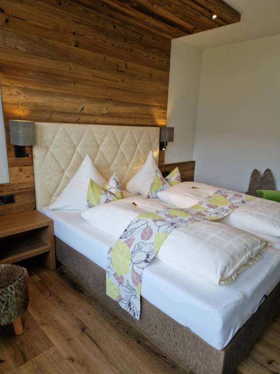 滨湖采尔Pension Claudia Zell am See的配有木天花板的客房设有两张床。