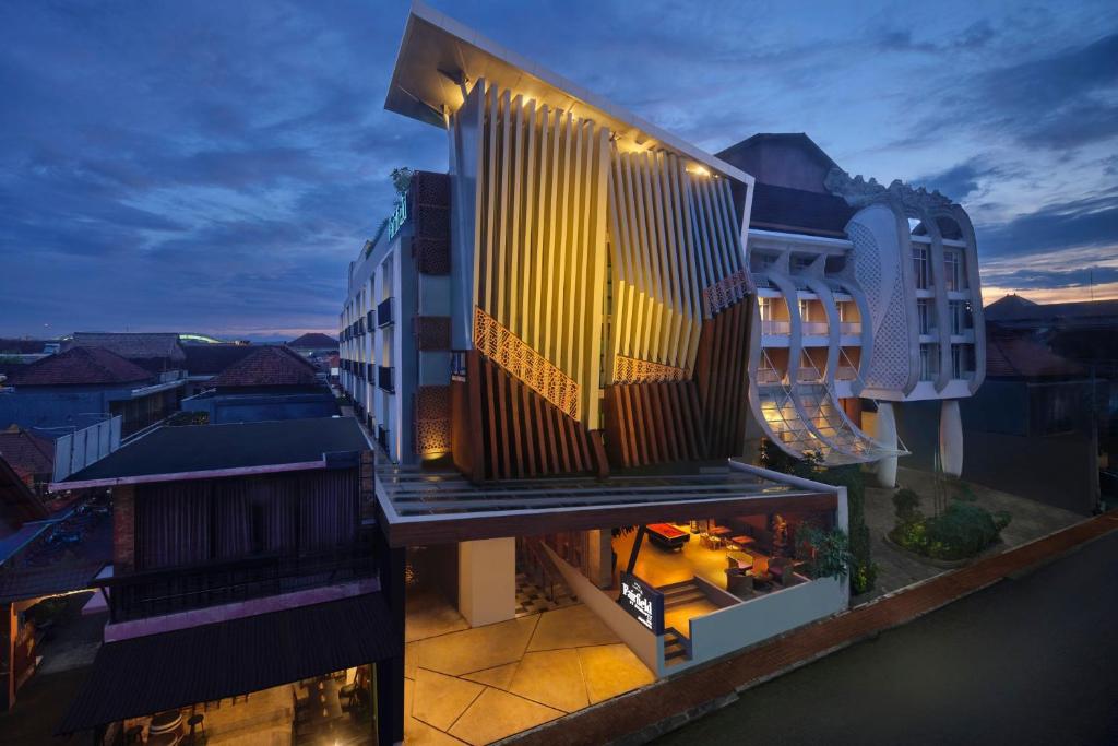 库塔Fairfield by Marriott Bali South Kuta的建筑的正面景色