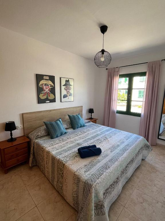 普拉亚布兰卡Casa Noas的一间卧室配有一张带蓝色枕头的大床