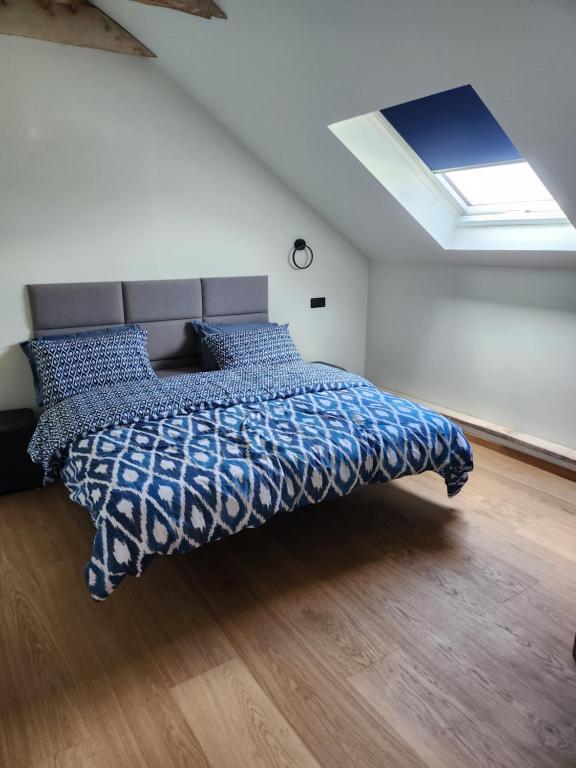 奥古斯图Blue Door Apartment Loft的一间卧室配有一张带蓝色棉被的床