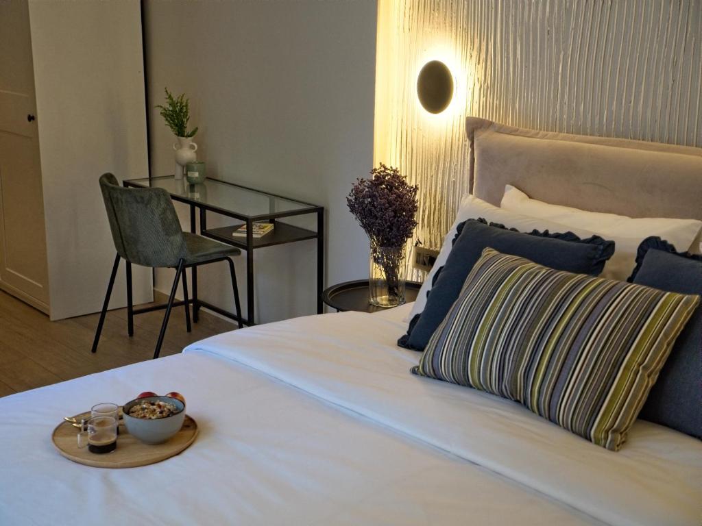干尼亚Il Porto Blu的一间卧室,配有一张床,上面放着一碗食物
