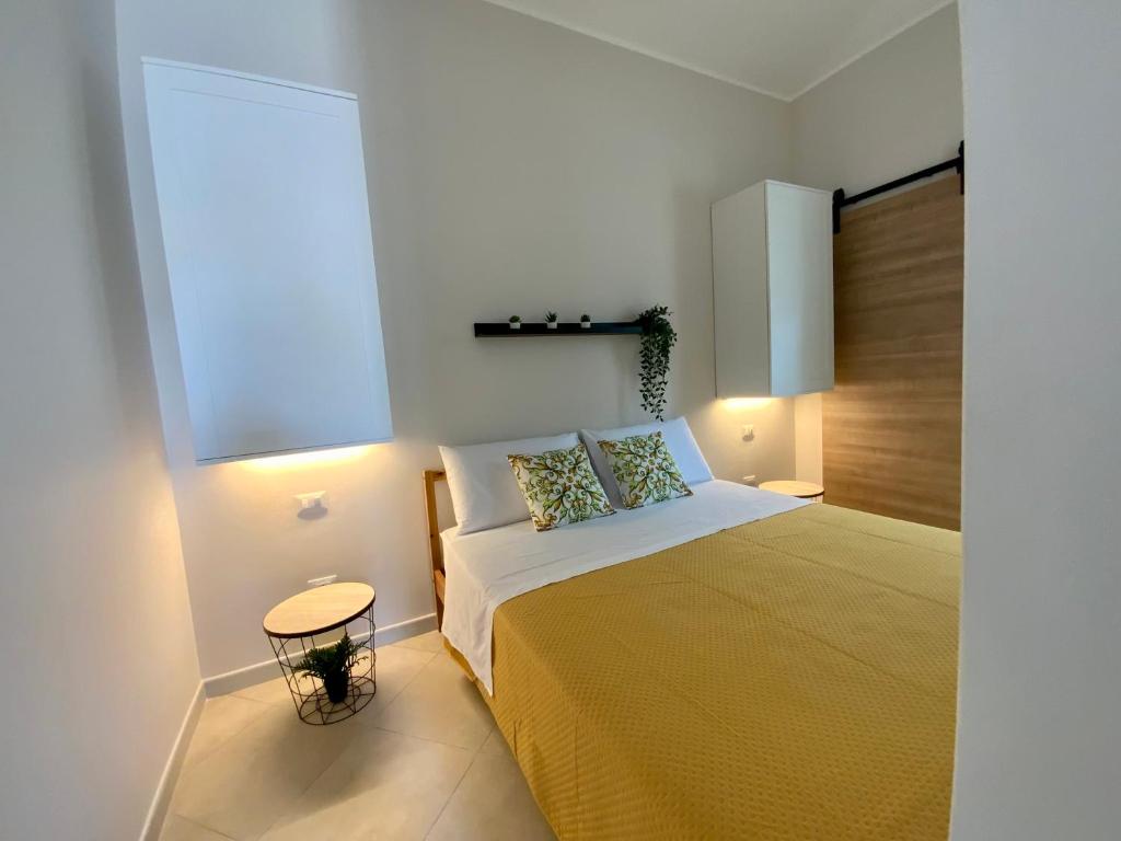 阿沃拉“Bedda Mattri” dimora siciliana的一间卧室配有一张带黄色毯子的大床