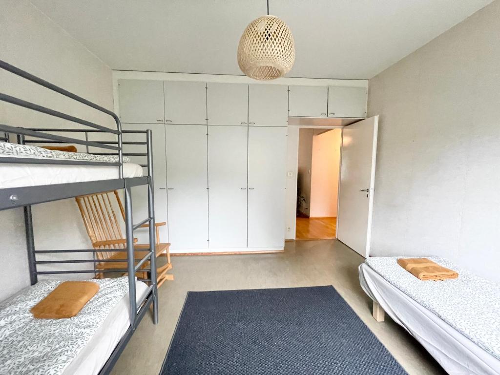 图尔库Woodpecker Avenue Family Apartment Turku的客房设有两张双层床和衣柜。