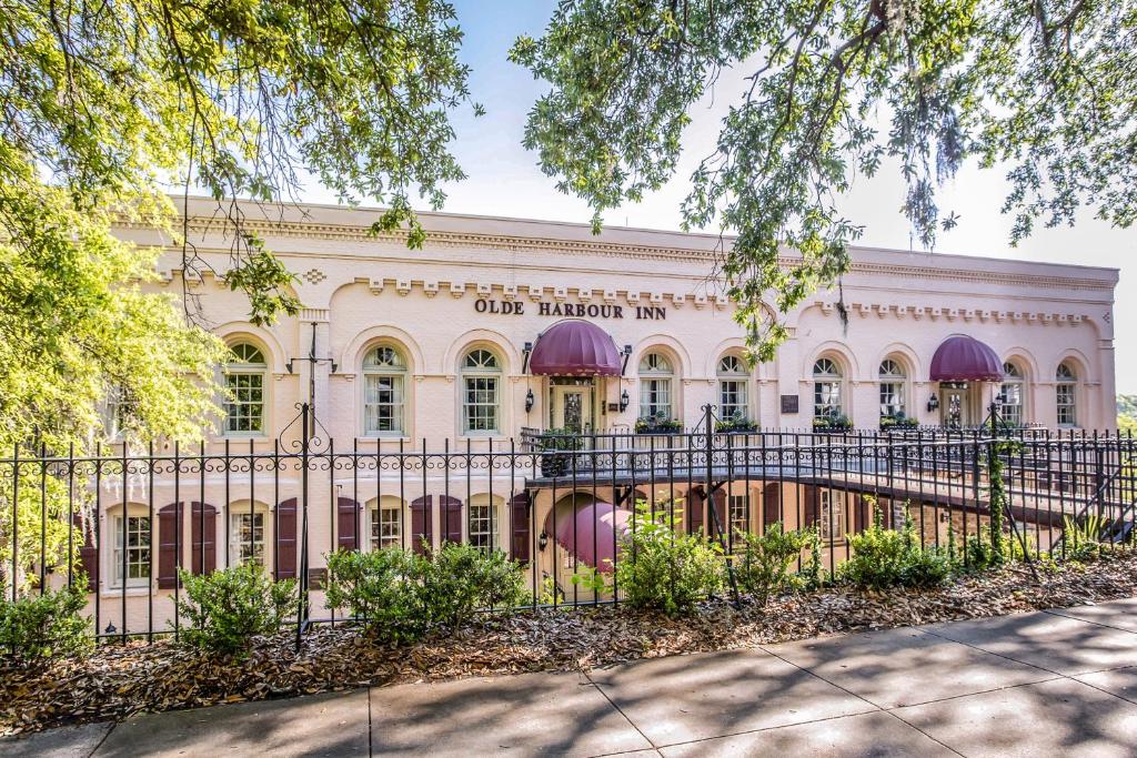 萨凡纳Olde Harbour Inn, Historic Inns of Savannah Collection的前面有栅栏的白色建筑