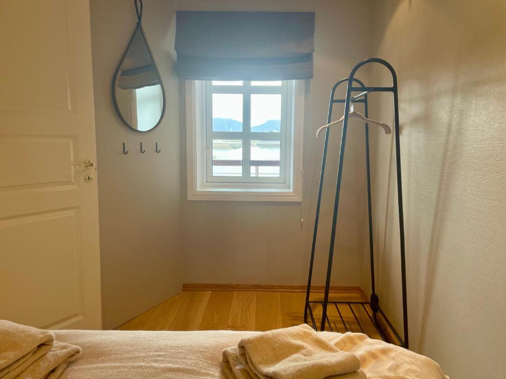 斯沃尔韦尔Svolvær Harbour Sea View Apt的一间卧室设有一张床和一个窗口