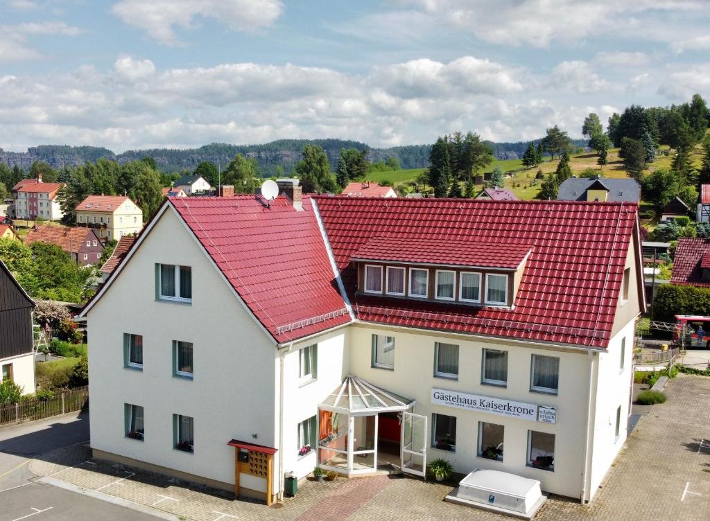 SchönaGästehaus Kaiserkrone的享有白色房屋的空中景致,设有红色屋顶