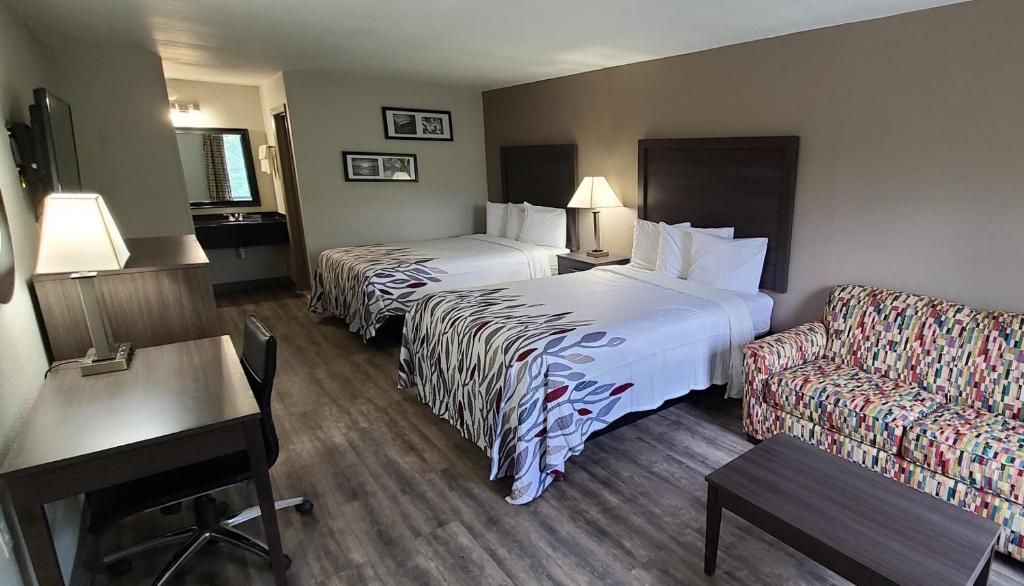 邓肯Red Roof Inn & Suites Duncan的酒店客房,设有两张床和一张沙发
