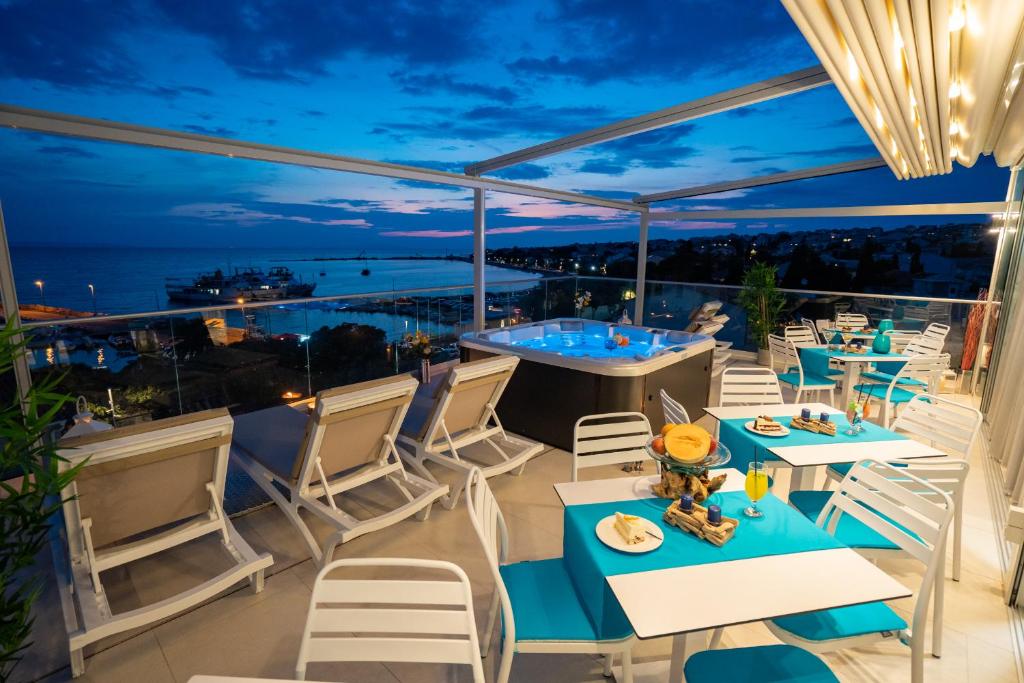 诺瓦利娅Bed&Breakfast Novalis的阳台配有桌椅,享有海景。