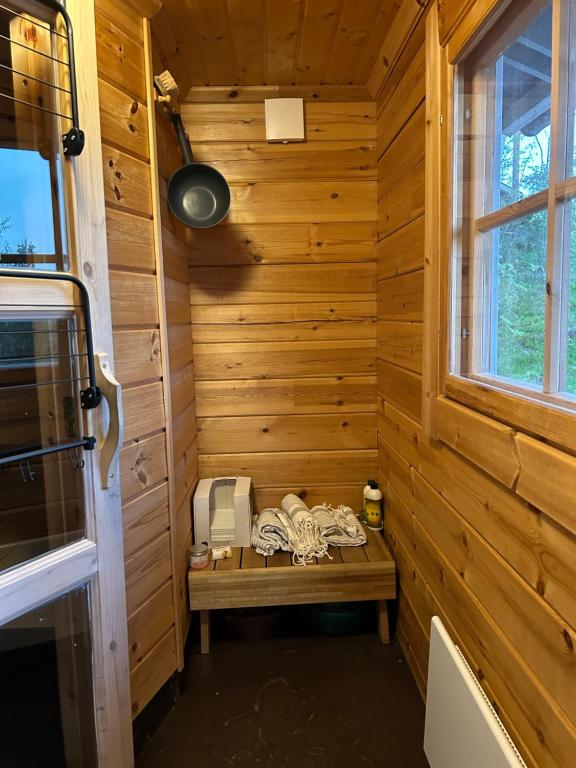 埃斯波Sauna cabin in the heart of Nuuksio National Park的木制房间中带长凳的桑拿浴室