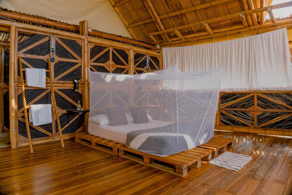 伯里塔卡Niuwi Hostel的配有一张带蚊帐的床的客房