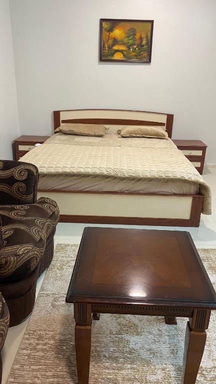 麦地那غرفه ديلوكس ٤٥م بقلب المدينه بالقرب من المسجد المبوي的卧室内的一张床和一张茶几