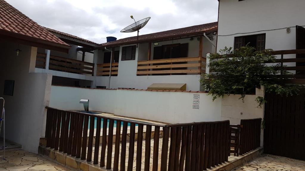 乌巴图巴Recanto Vizinho do Mar的前面有木栅栏的房子