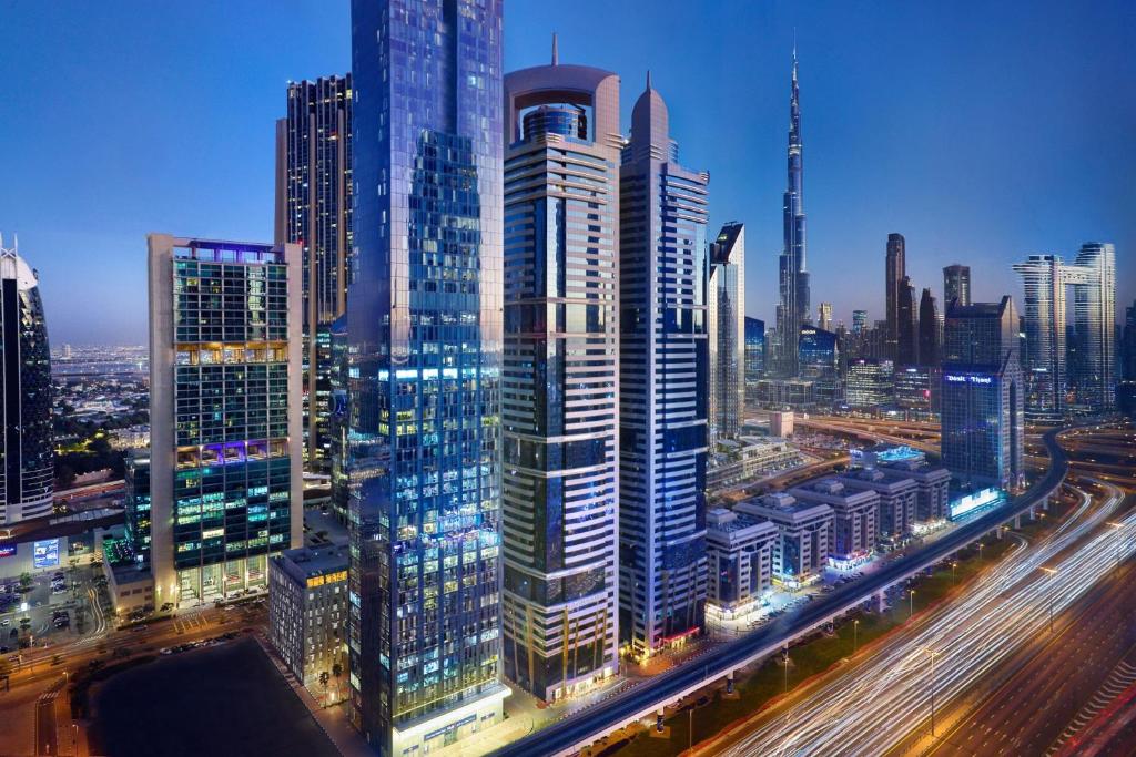 迪拜Residence Inn by Marriott Sheikh Zayed Road, Dubai的享有大城市的夜景