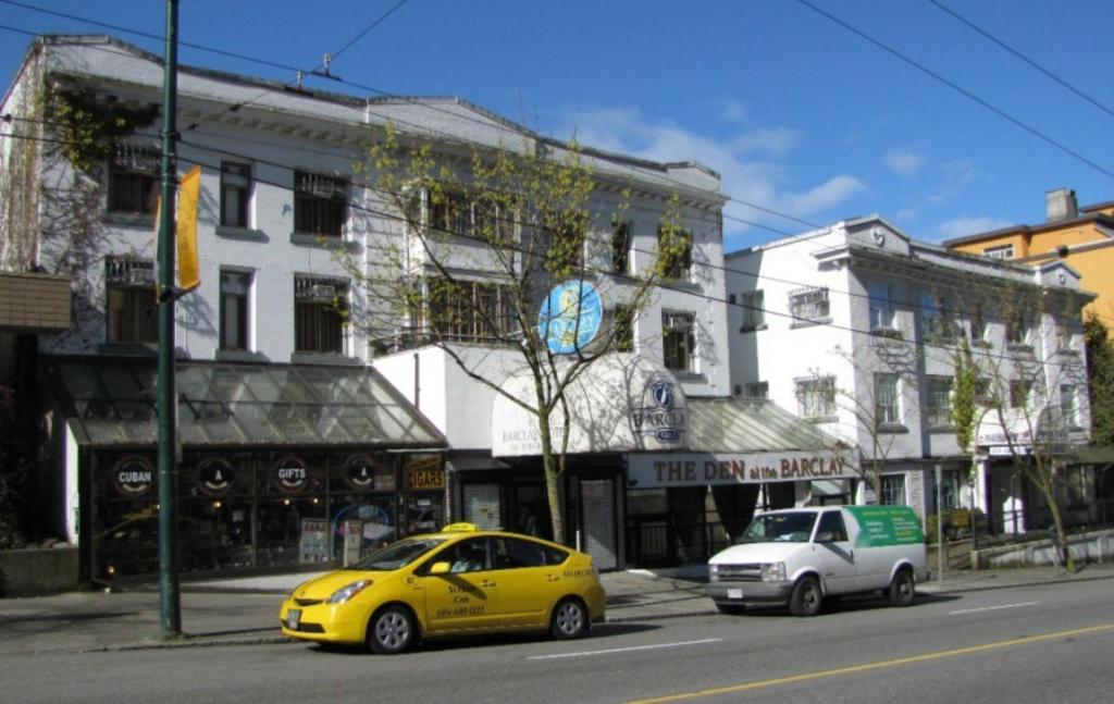 温哥华巴克利酒店 的停在大楼前的黄色汽车