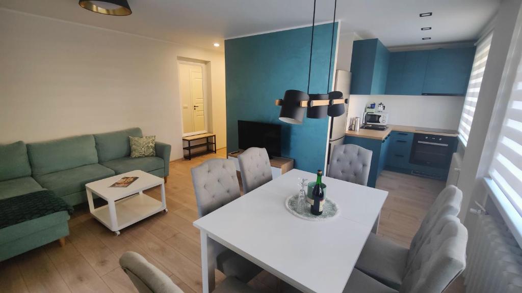 派尔努Jannseni apartment的客厅配有桌子和绿色沙发