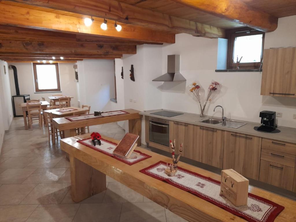 蓬圣马丁Bed & Breakfast La Crotta的一个带木制橱柜和桌子的大厨房
