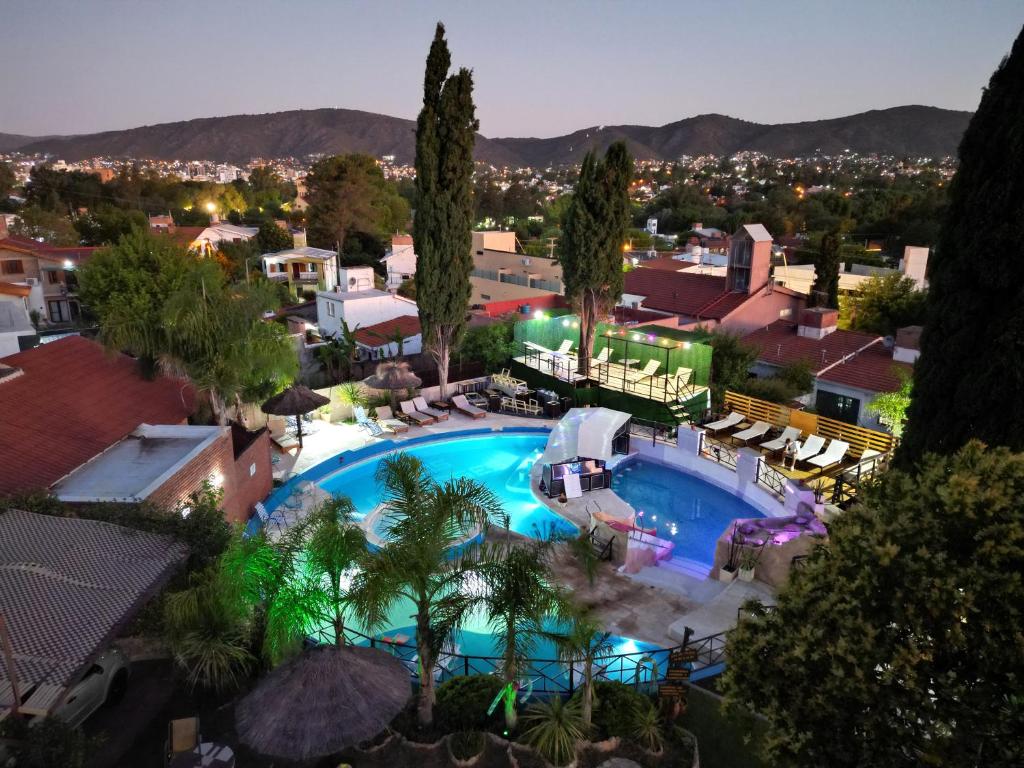 维拉卡洛斯帕兹Complejo Los Cipreses的享有度假村游泳池的顶部景致