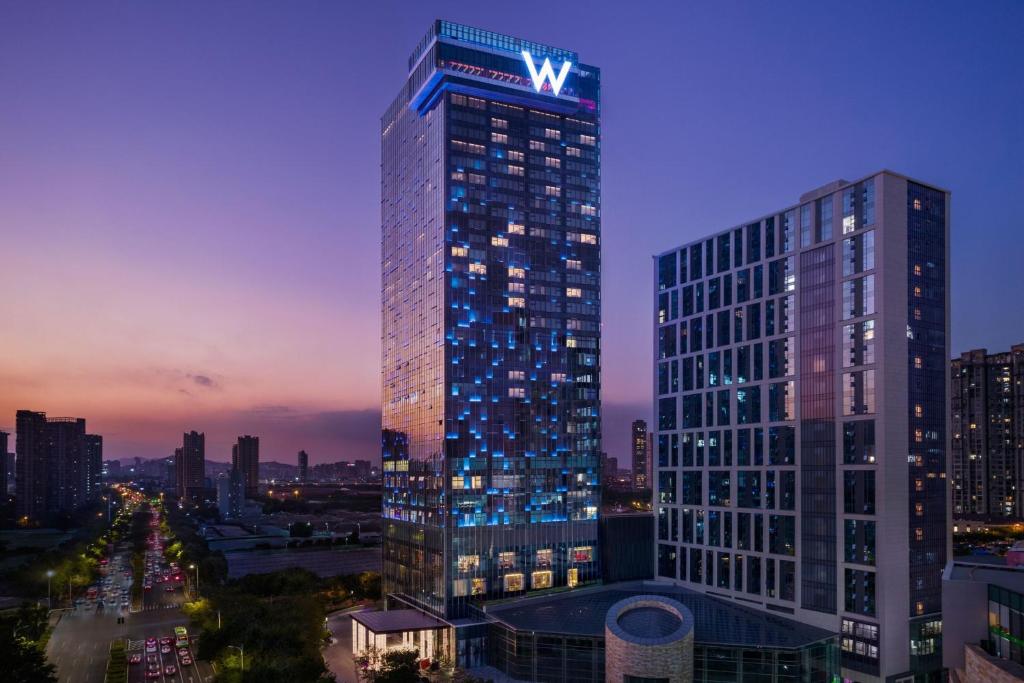 厦门厦门W酒店-毗邻购物中心和会展中心的上面有W标志的高楼