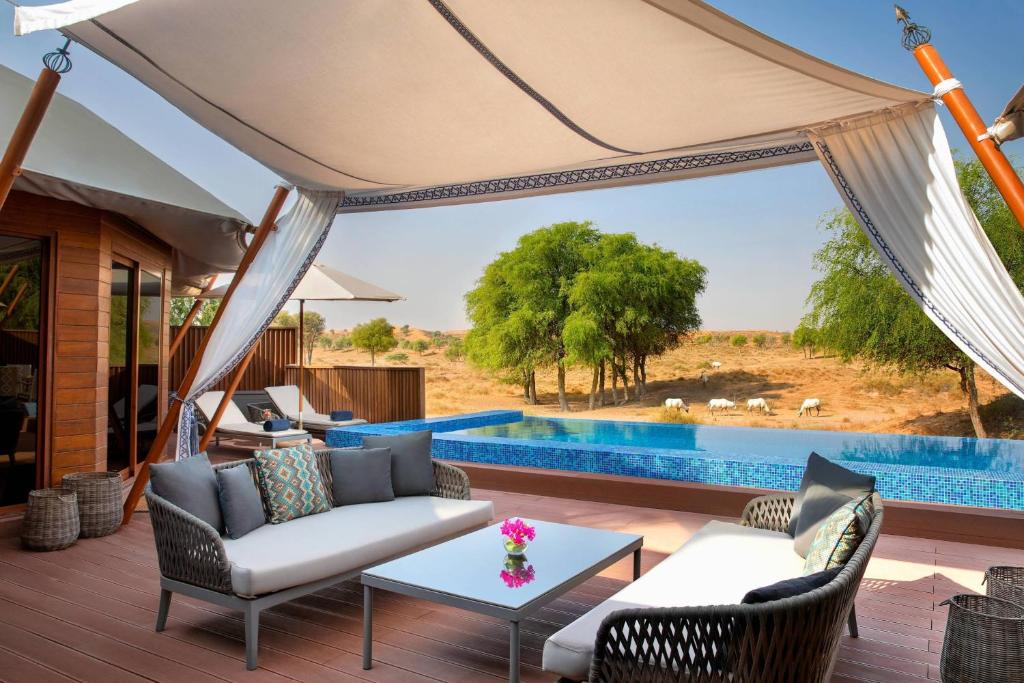 拉斯阿尔卡麦拉斯阿尔卡麦山谷沙漠丽思卡尔顿酒店的享有沙漠和游泳池景致的别墅
