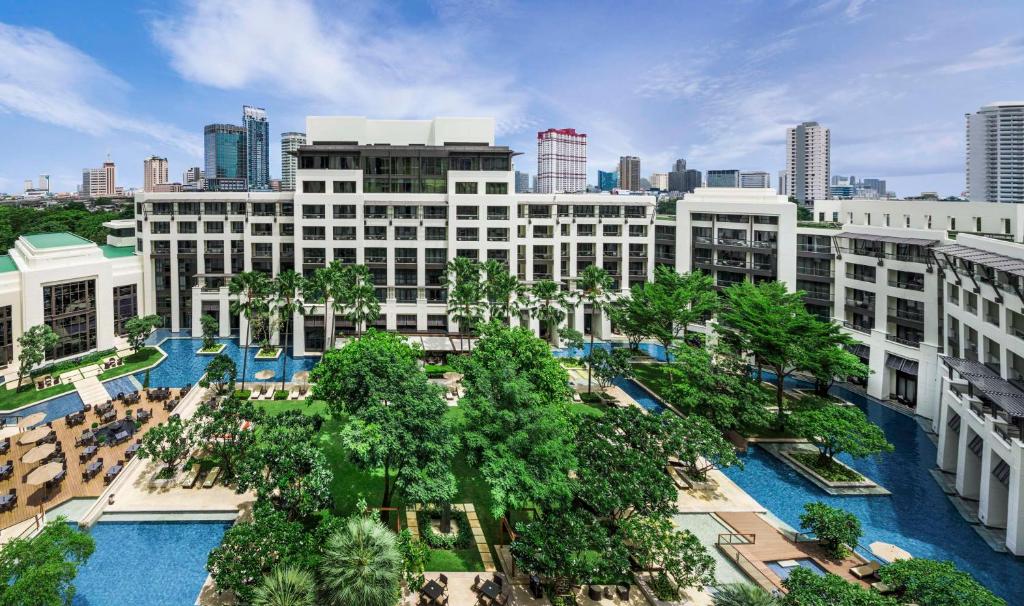 曼谷曼谷暹罗凯宾斯基饭店 - SHA Extra Plus Certified的树木和城市的建筑空中景观