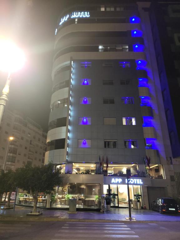 丹吉尔Hotel Appartement Tanger的一座有灯光的建筑,以艾菲尔铁塔为背景