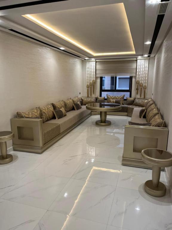 纳祖尔Appartement Nador Jadid的客厅配有沙发和桌子