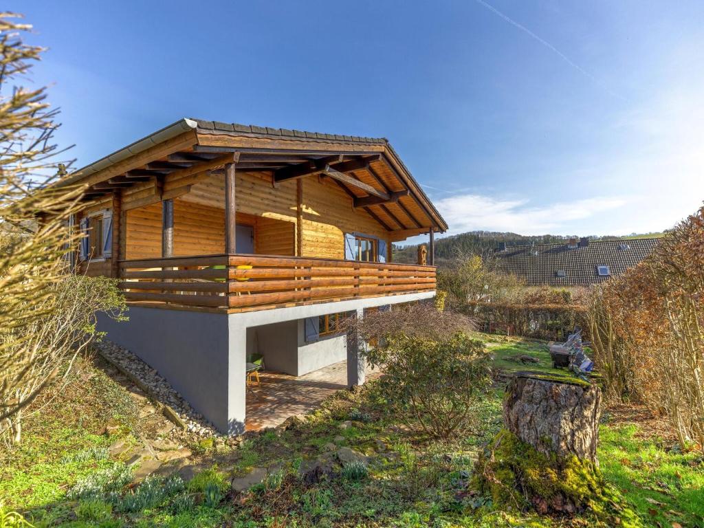 WaxweilerHoliday home in Waxweiler in the southern Eifel的山坡上带屋顶的木屋